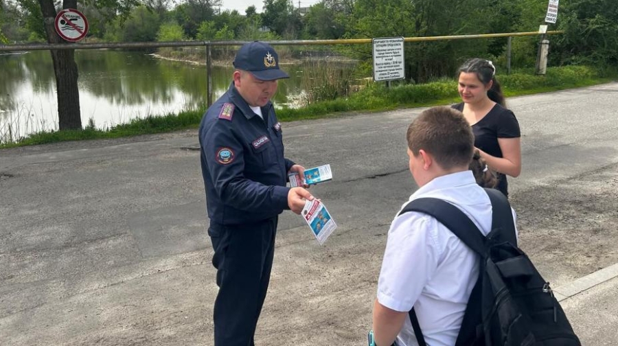 Алматылық құтқарушылар демалушыларға судағы қауіпсіздік ережелерін түсіндіруде