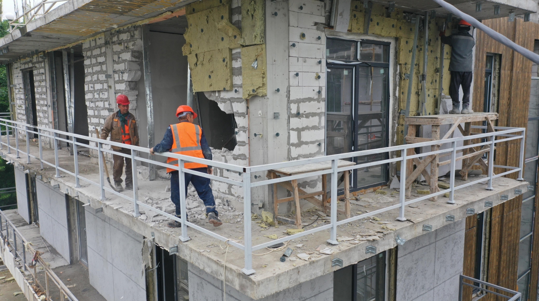 Алматыда Pine Hill клуб үйінің үшінші қабаты сот шешімі бойынша бұзылады