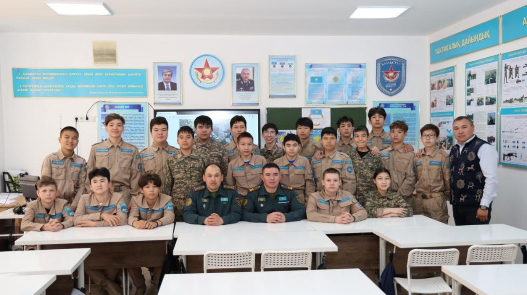 Қорғаныс және Оқу-ағарту министрліктері еліміздің оқу орындарында бірыңғай сағат ұйымдастырды