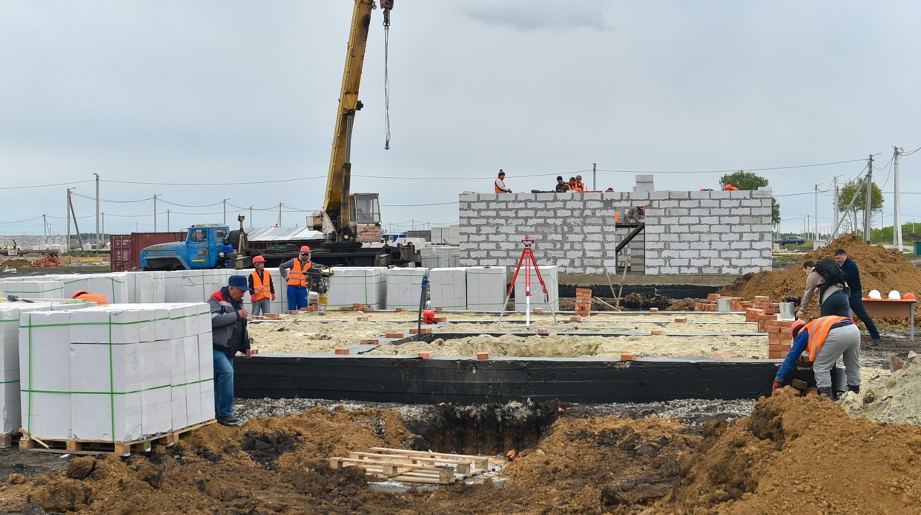 Cтуденттер су тасқынынан зардап шеккендерге баспана салуға көмектеседі