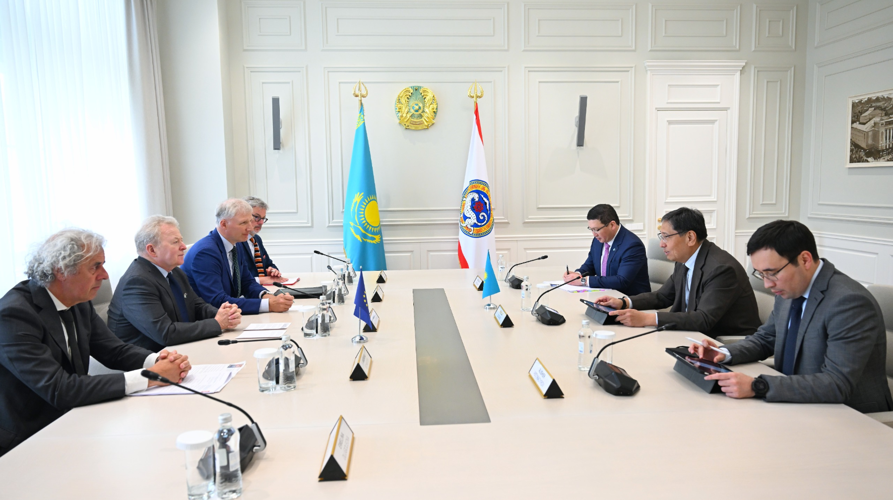 Алматы әкімі Ерболат Досаев Еуропалық комиссар Януш Войцеховскиймен кездесті