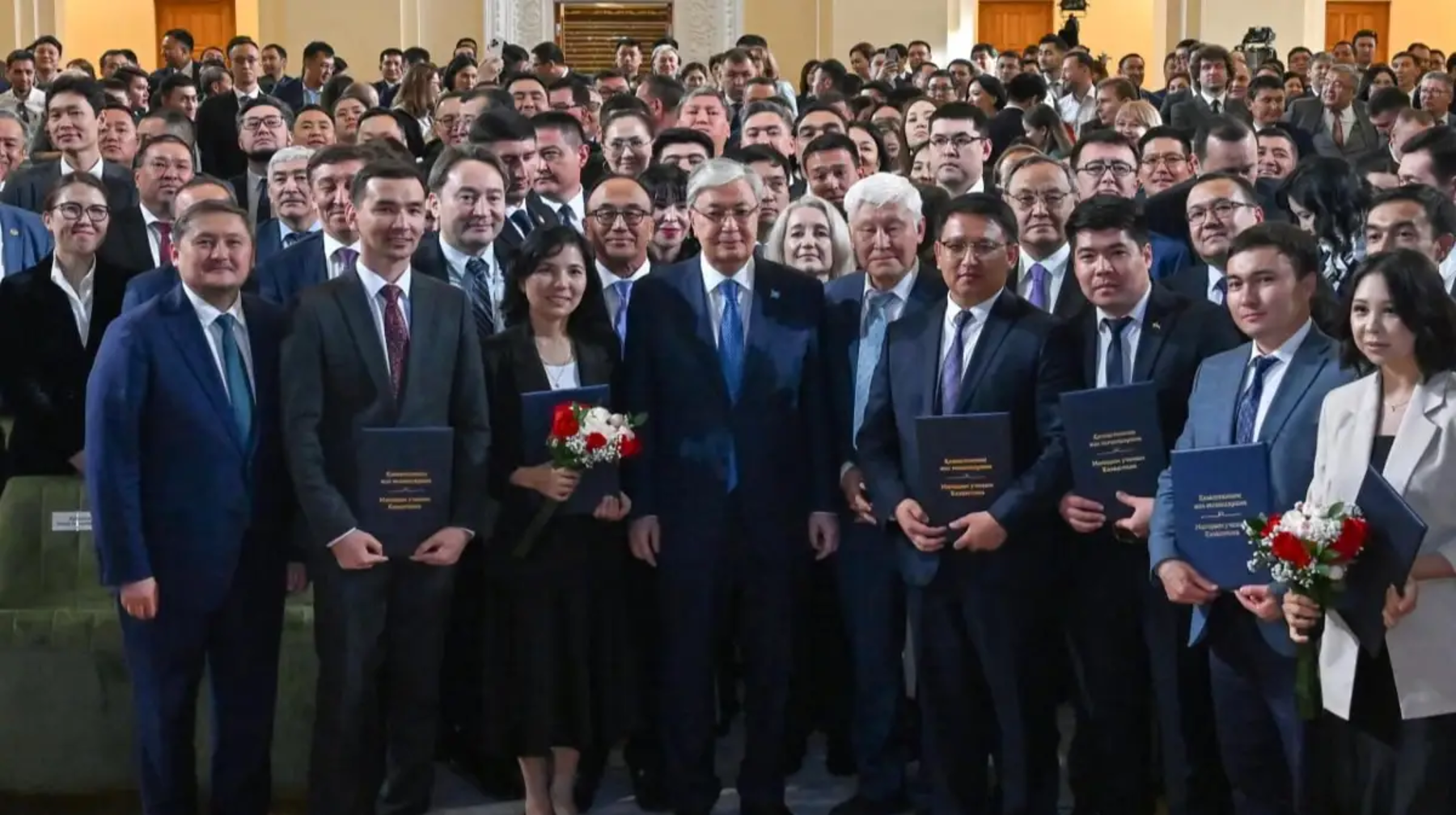 Президент жас ғалымдарға пәтер сертификатын табыстады