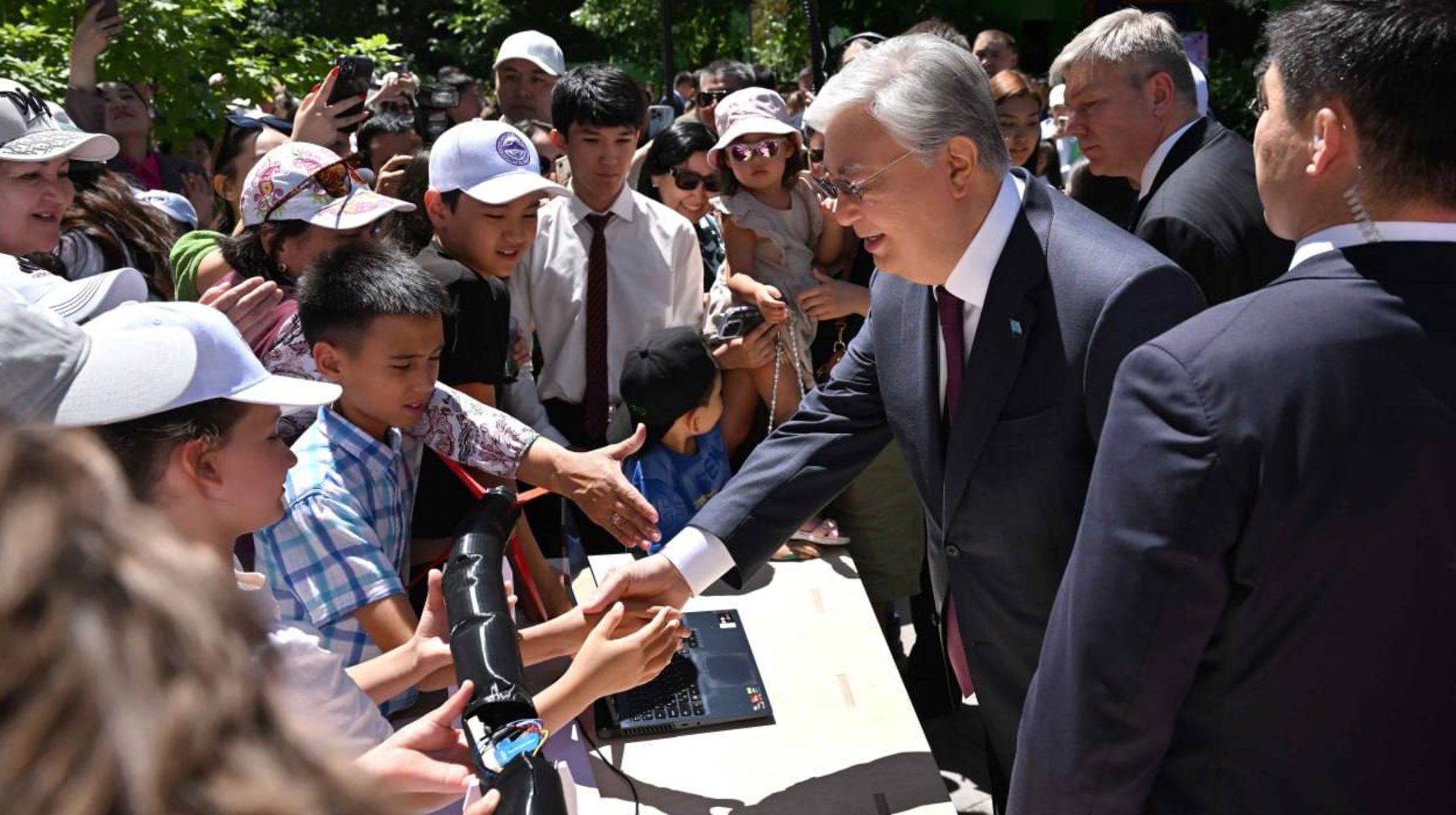 Президент Алматыда «Jas Galym. Science Quest» фестиваліне барып, балалармен кездесті
