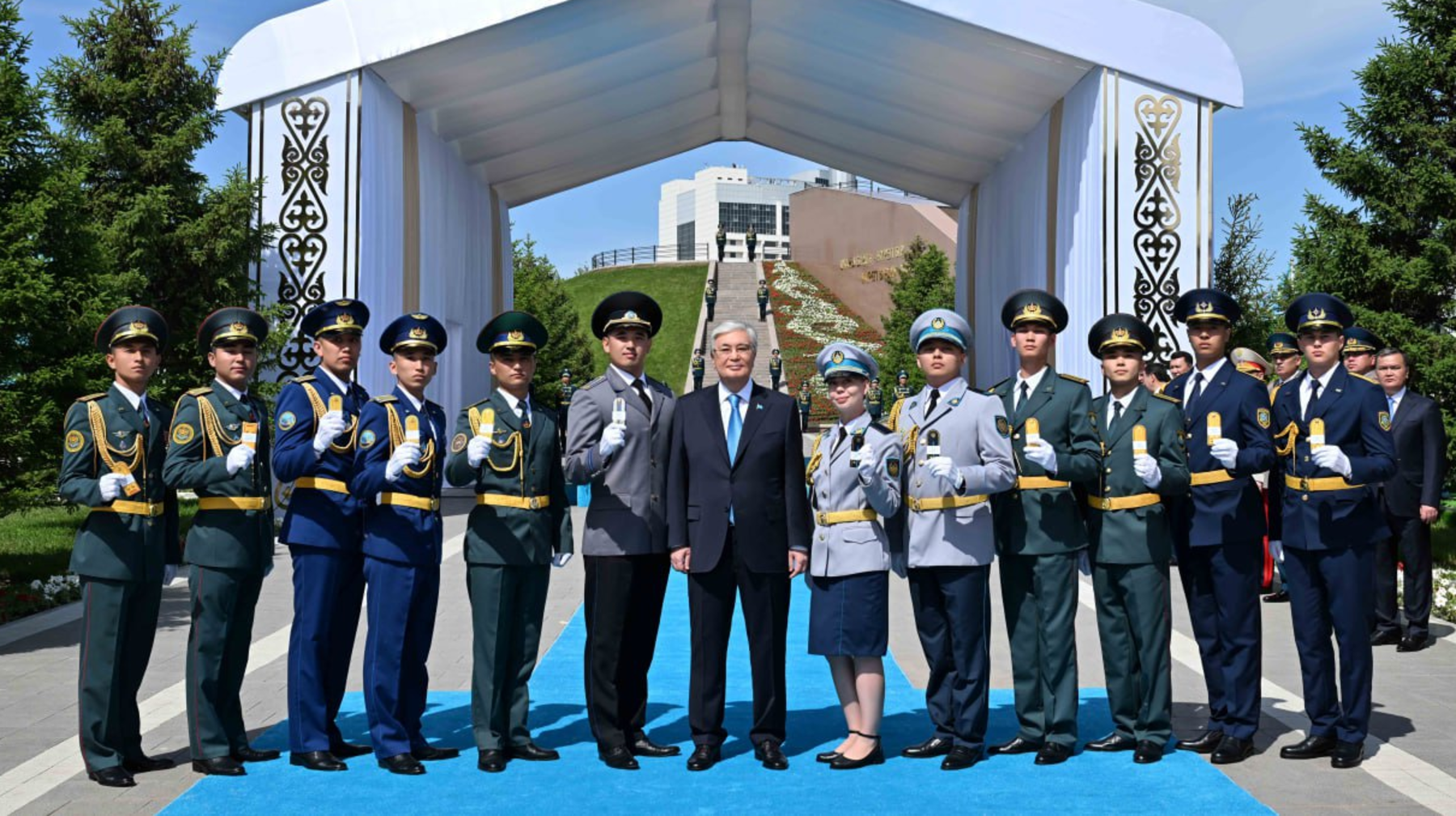 Әскери оқу орындарының үздік түлектері Президенттің қолынан офицерлік шен алды