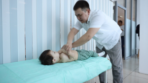 Педиатрия орталығының дәрігерлері 100-ден астам баланы тегін қарады