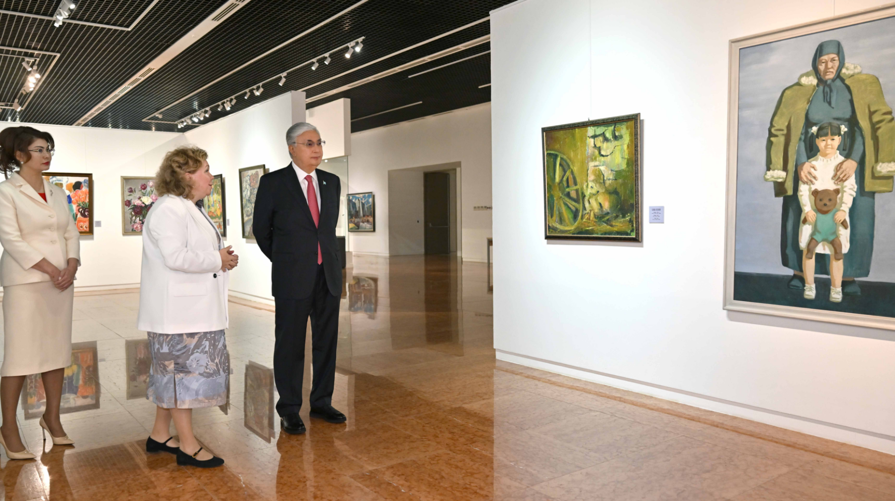 Президент Ұлттық музейдегі өнер туындылары көрмесін тамашалады 