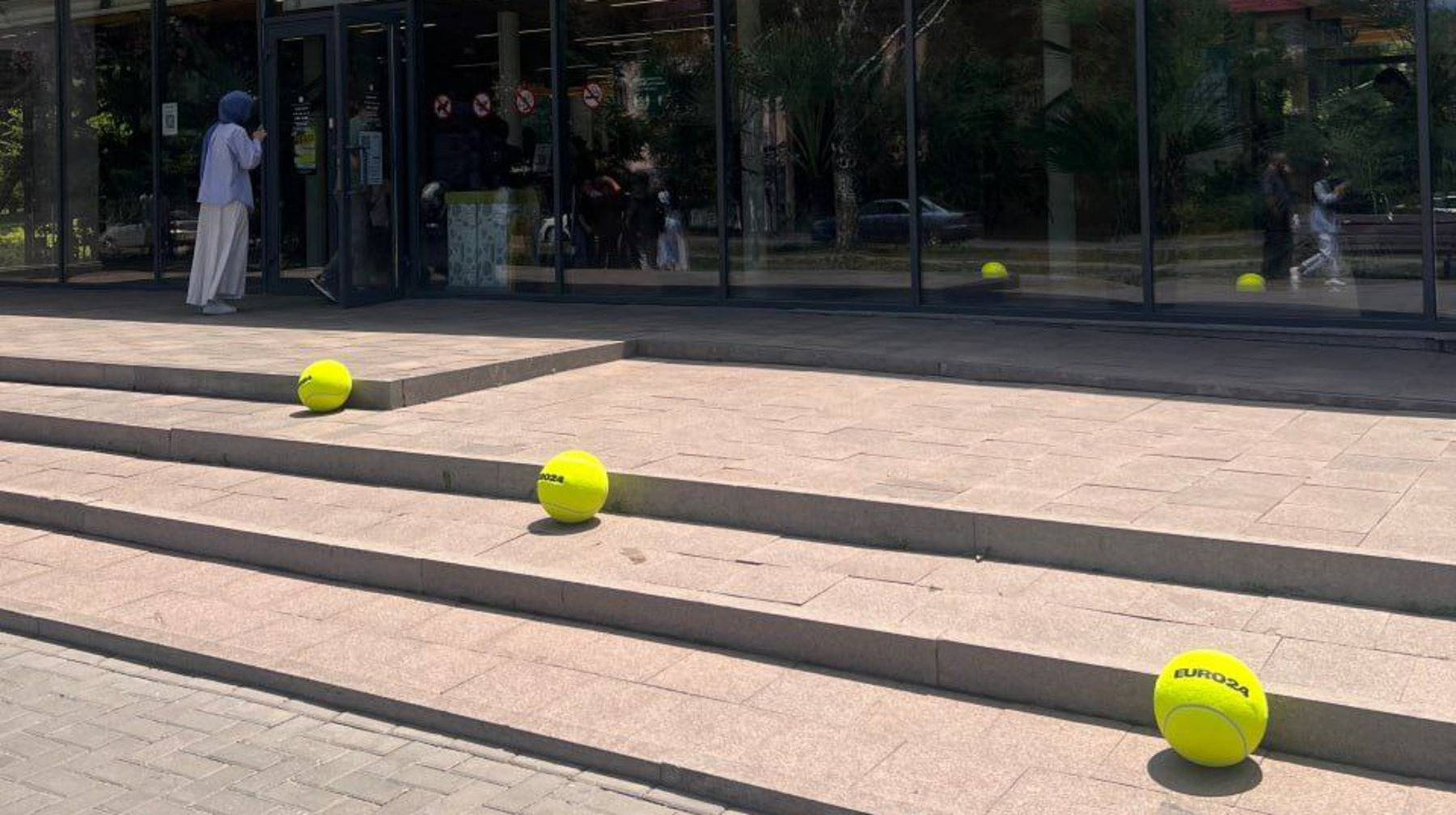  Алматы көшелерінде теннис доптары шашылып жатты