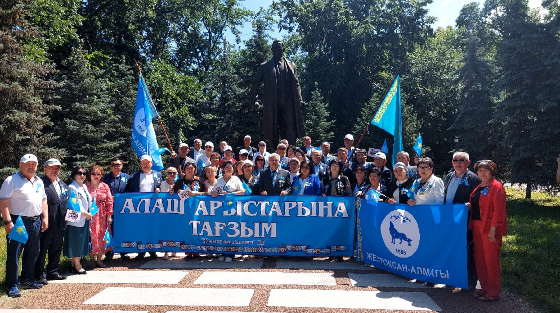 Алматылық желтоқсандықтар Алаш қайраткерлеріне тағзым етті