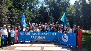 Алматылық желтоқсандықтар Алаш қайраткерлеріне тағзым етті