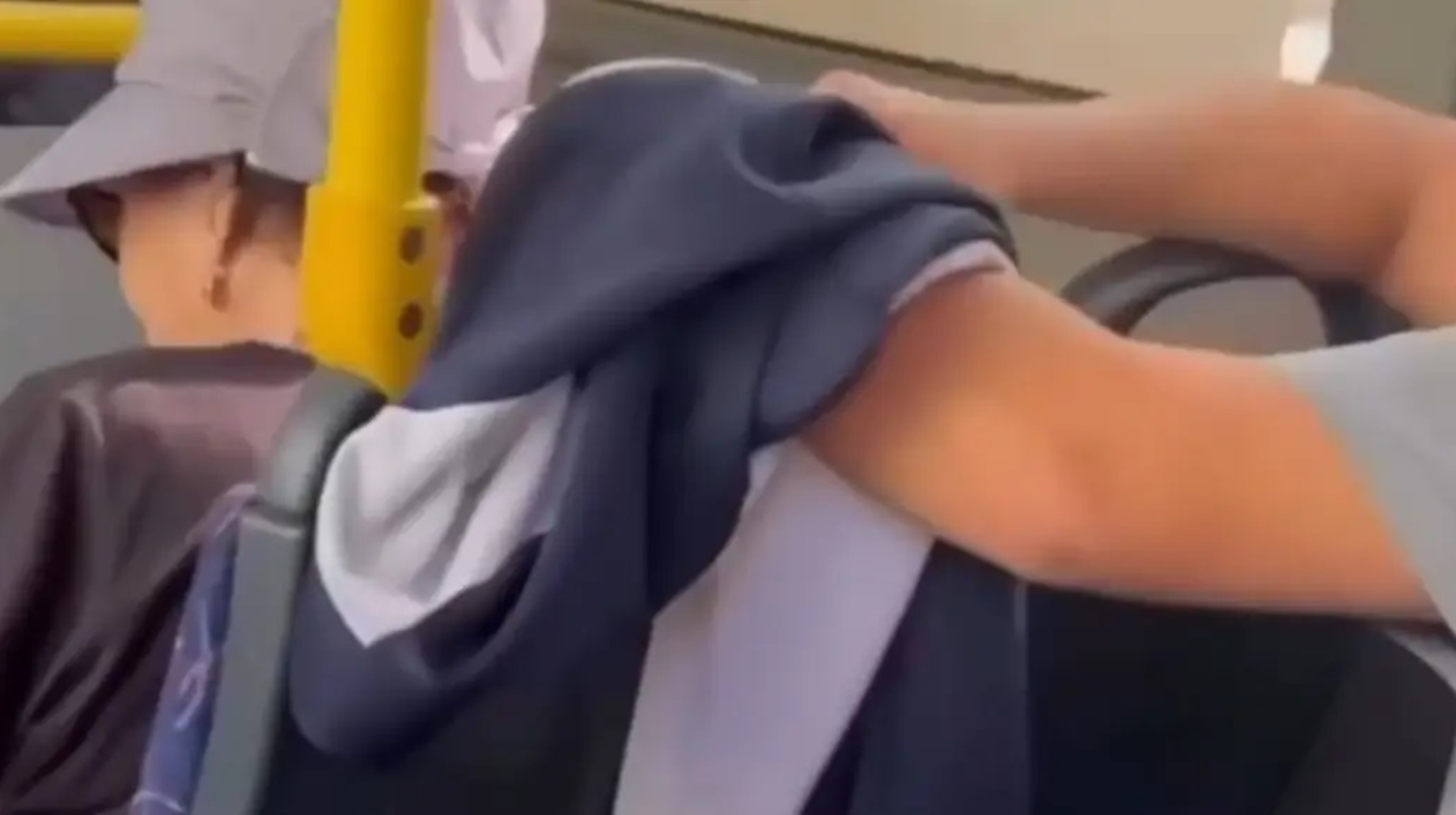 Автобуста алтын алқаны ұрлап алмақ болған жолаушы ұсталды