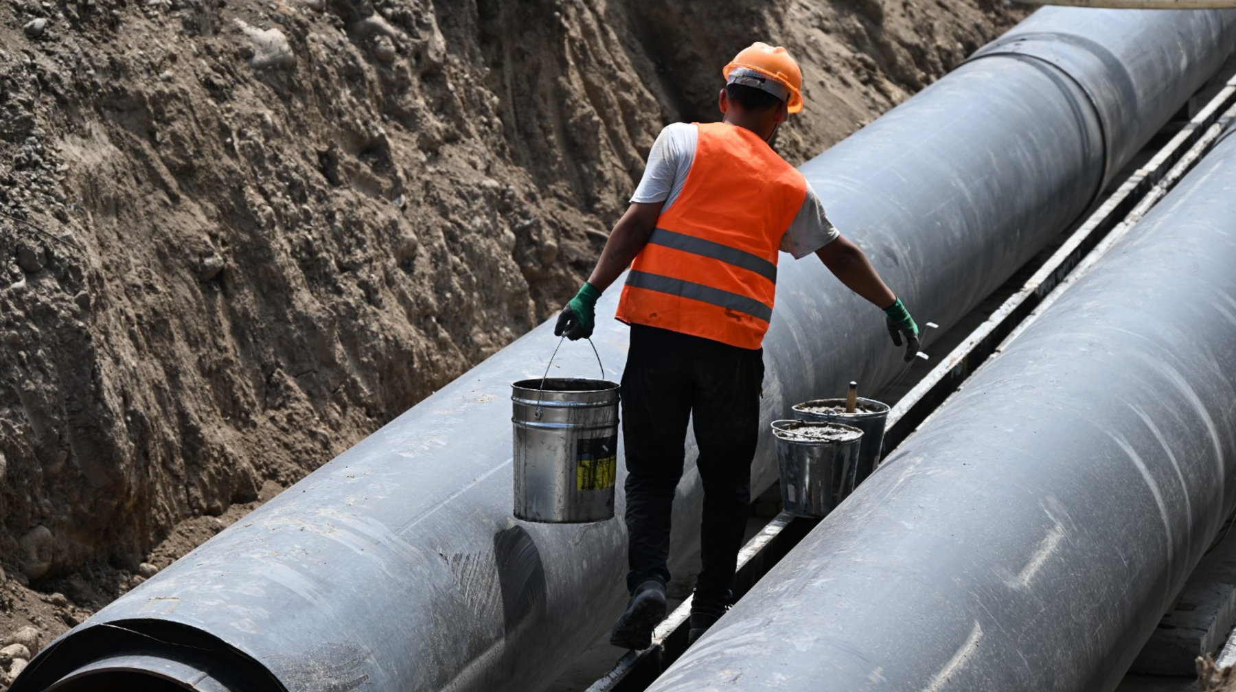 Алматының Әуезов ауданында ескірген құбырлар ауыстырылады