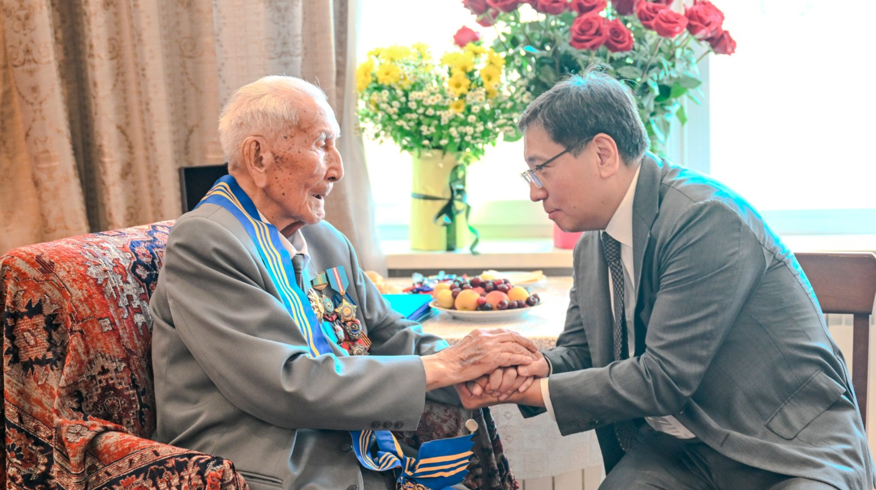 Алматы әкімі  соғыс ардагерін ғасырлық мерейтойымен құттықтады