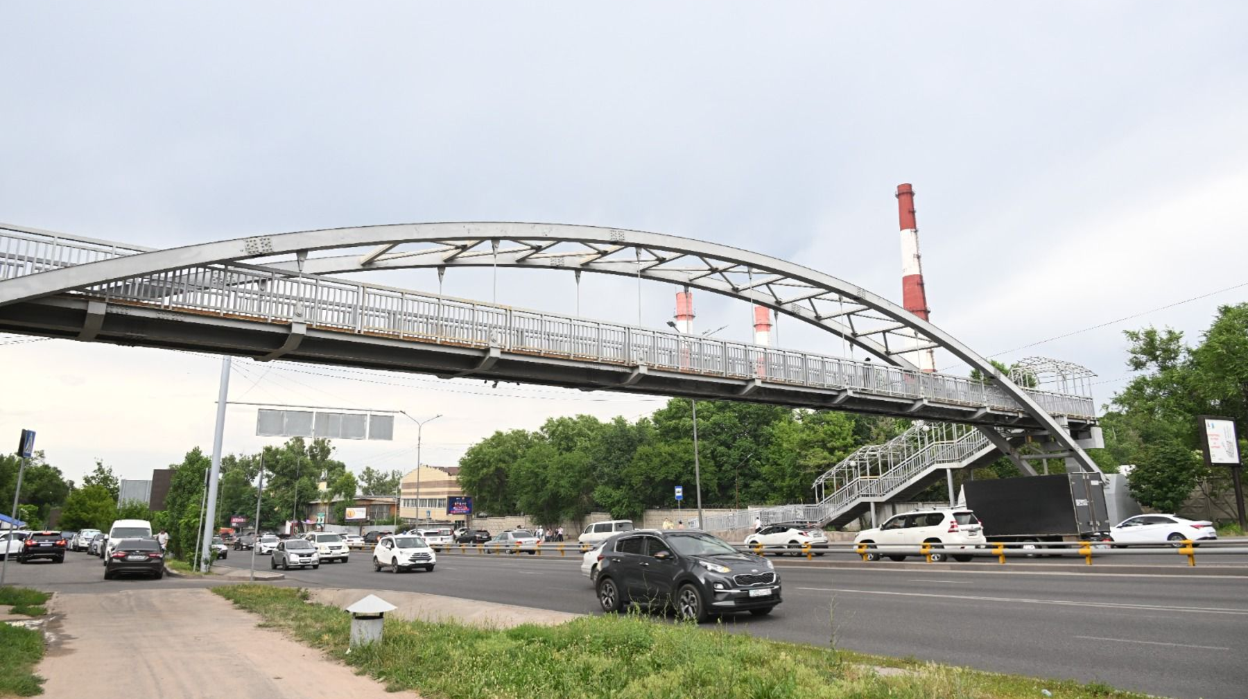 Алматы әкімі Әуезов ауданындағы жөнделіп жатқан жер үсті өткелдерін аралап көрді