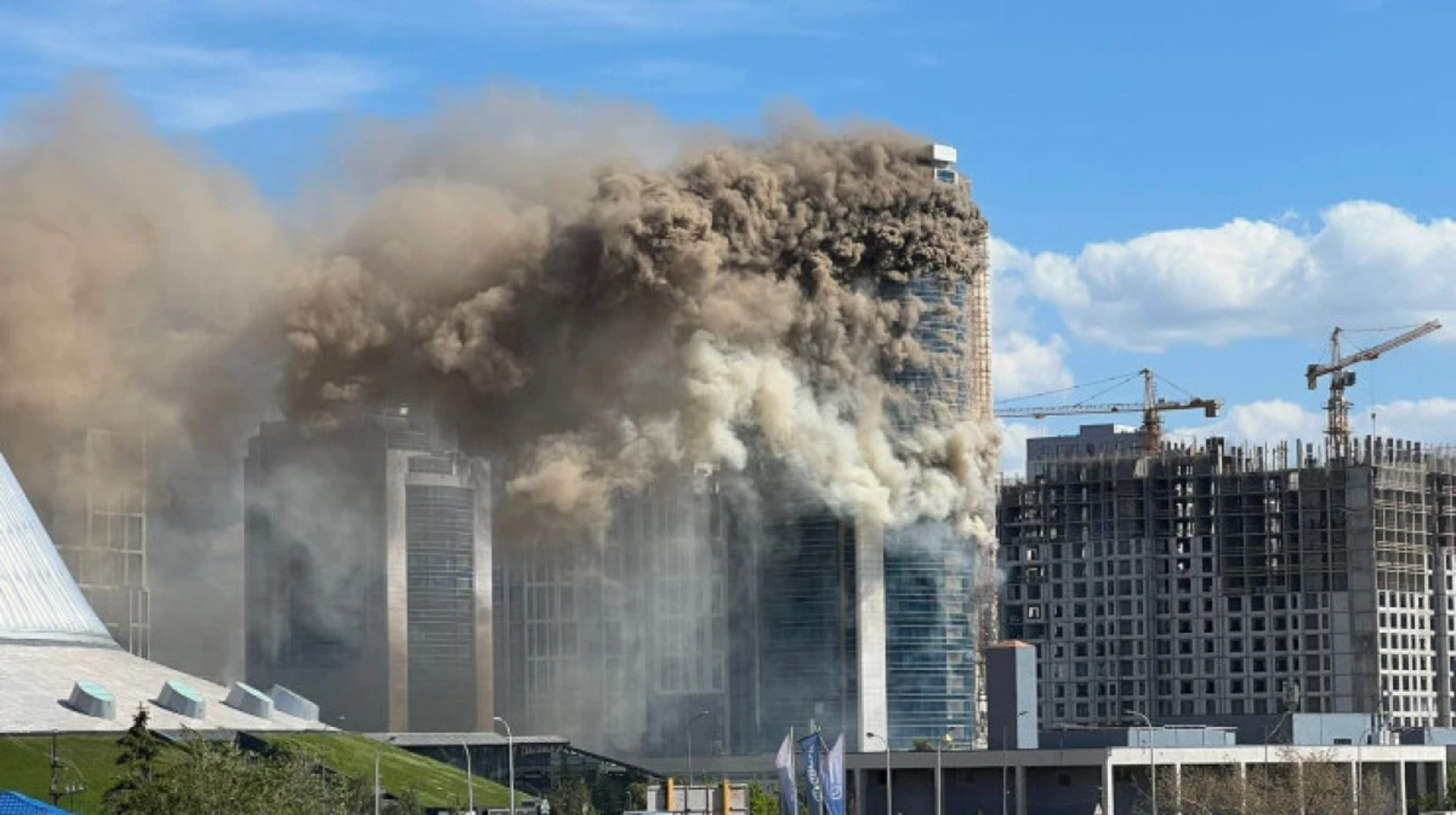 Астанада Ханшатыр СО маңындағы көпқабатты тұрғын үй өртеніп жатыр