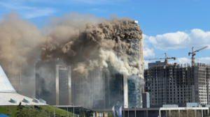 Астанада Ханшатыр СО маңындағы көпқабатты тұрғын үй өртеніп жатыр