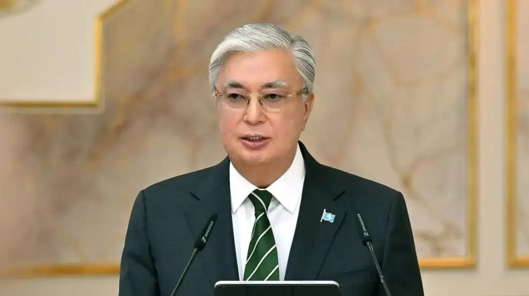 Президент мемлекеттік қызметшілерді құттықтады