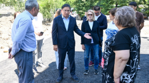 Алматыда қала әкімінің тапсырмасы бойынша 1963 жылы салынған мектептің жанына қосалқы нысан салынуда