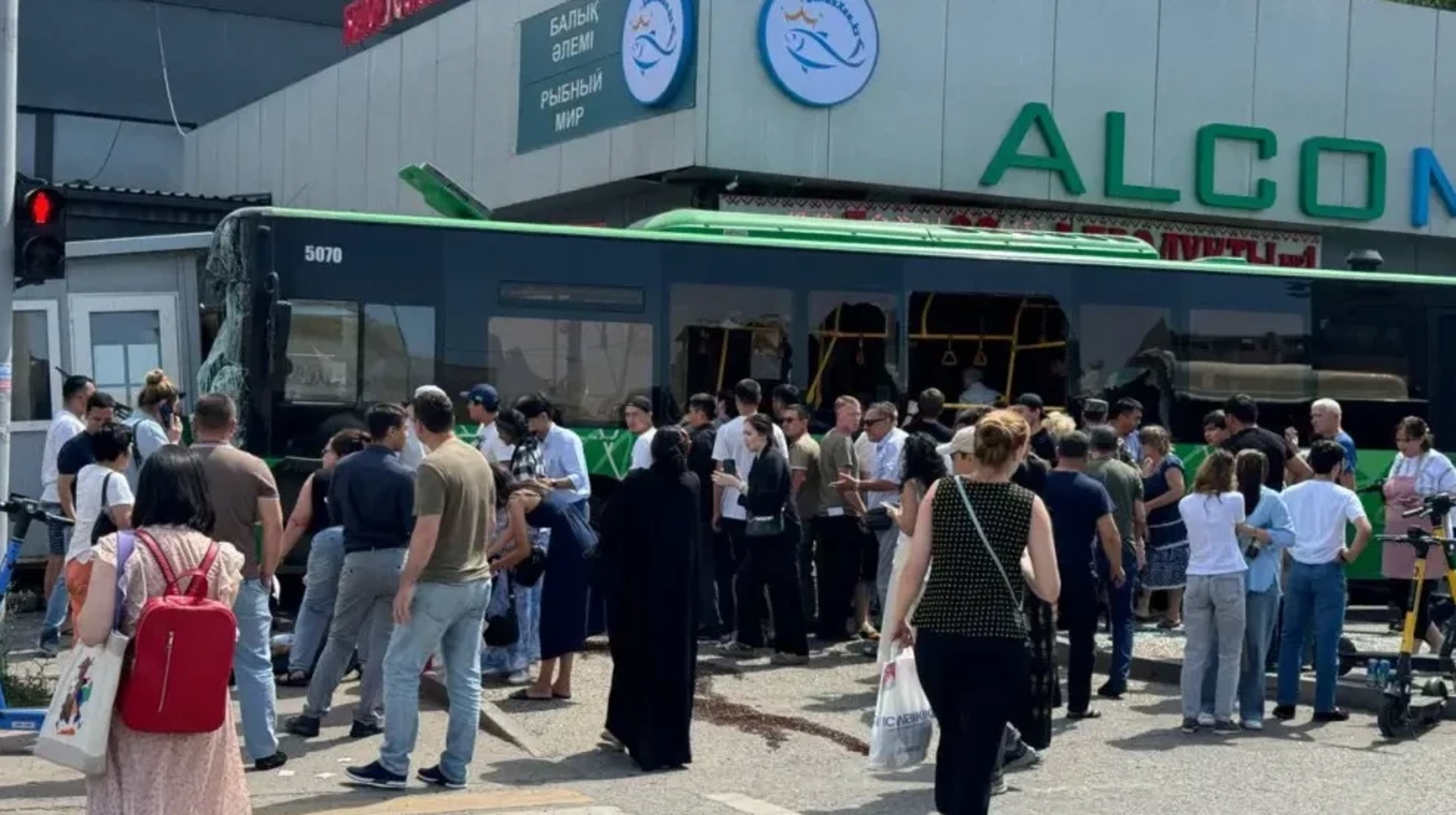 Алматыда жолаушылар автобусы апатқа ұшырады