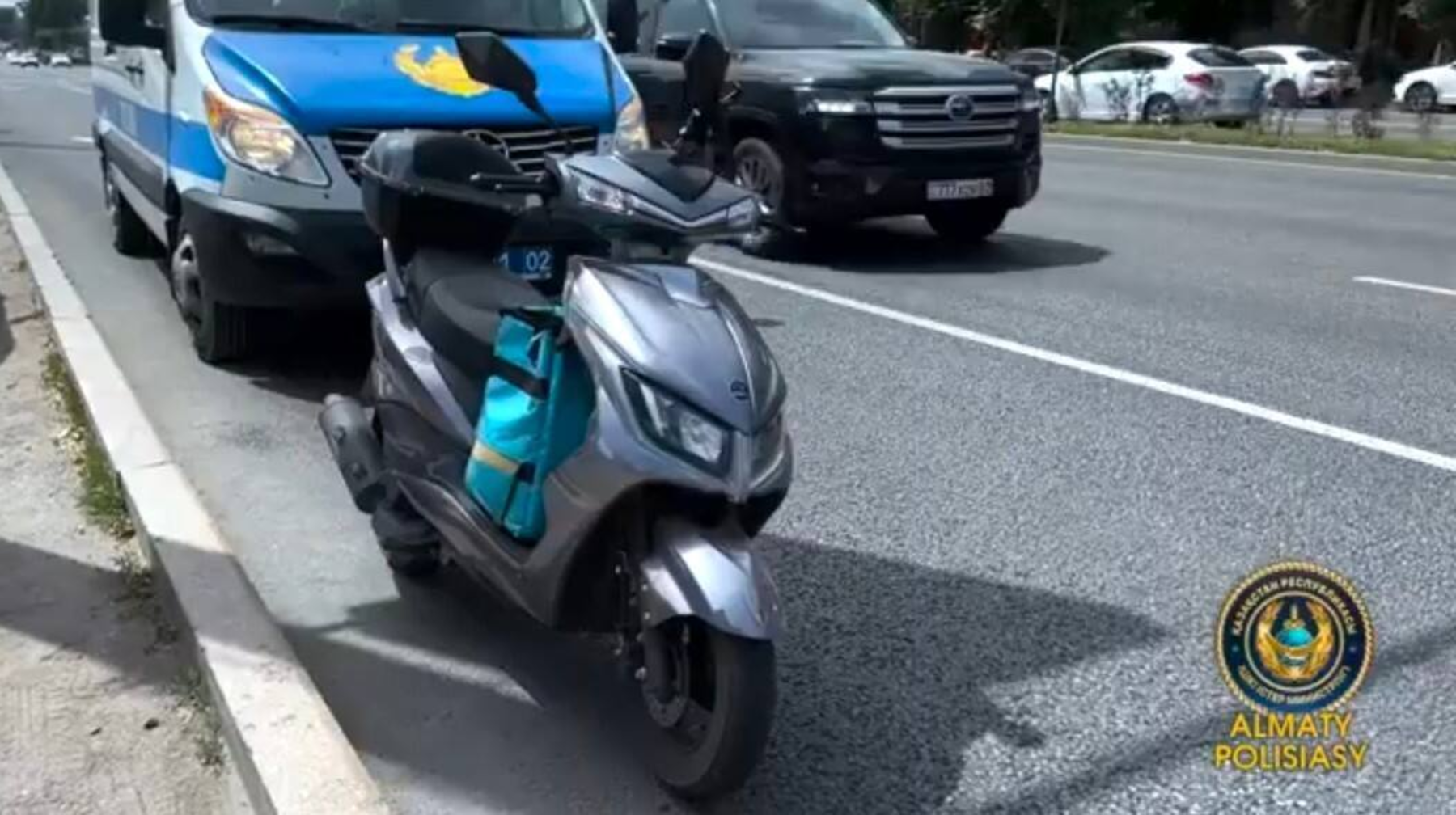 Алматы полициясы травматикалық қаруы бар мопед жүргізушісін ұстады 