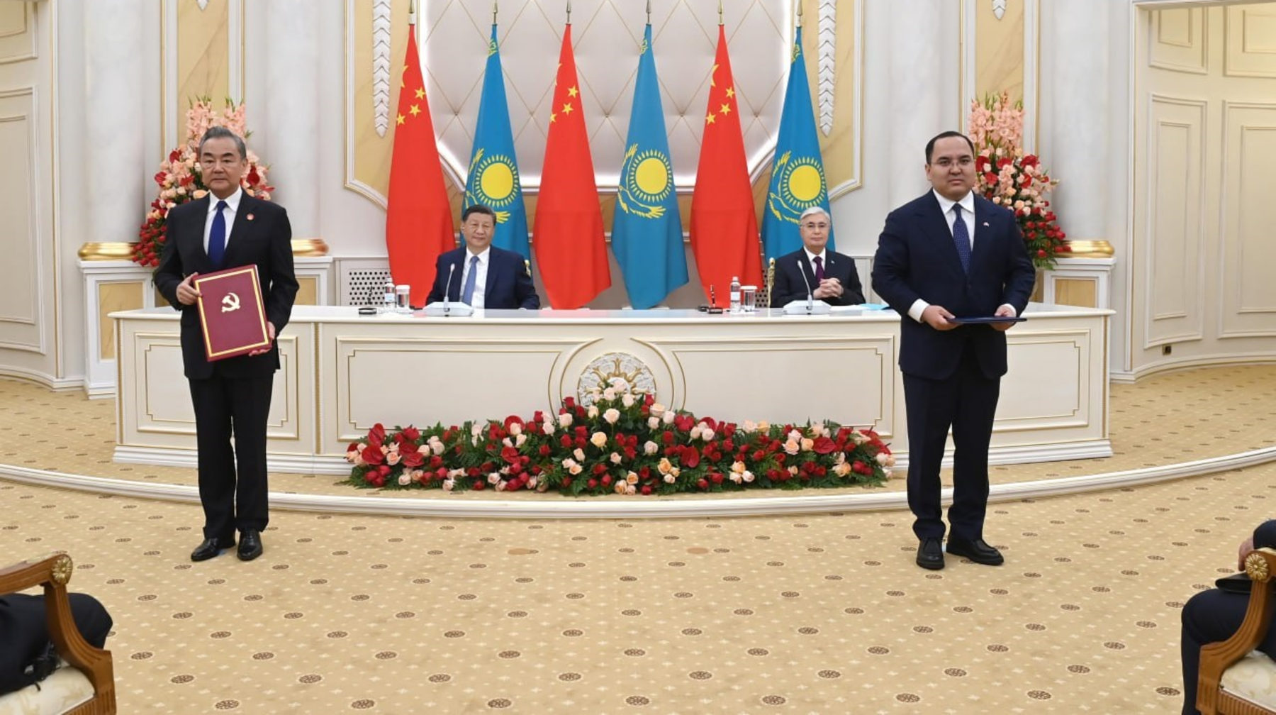 Қазақстан мен Қытай арасында 40 құжатқа қол қойылды