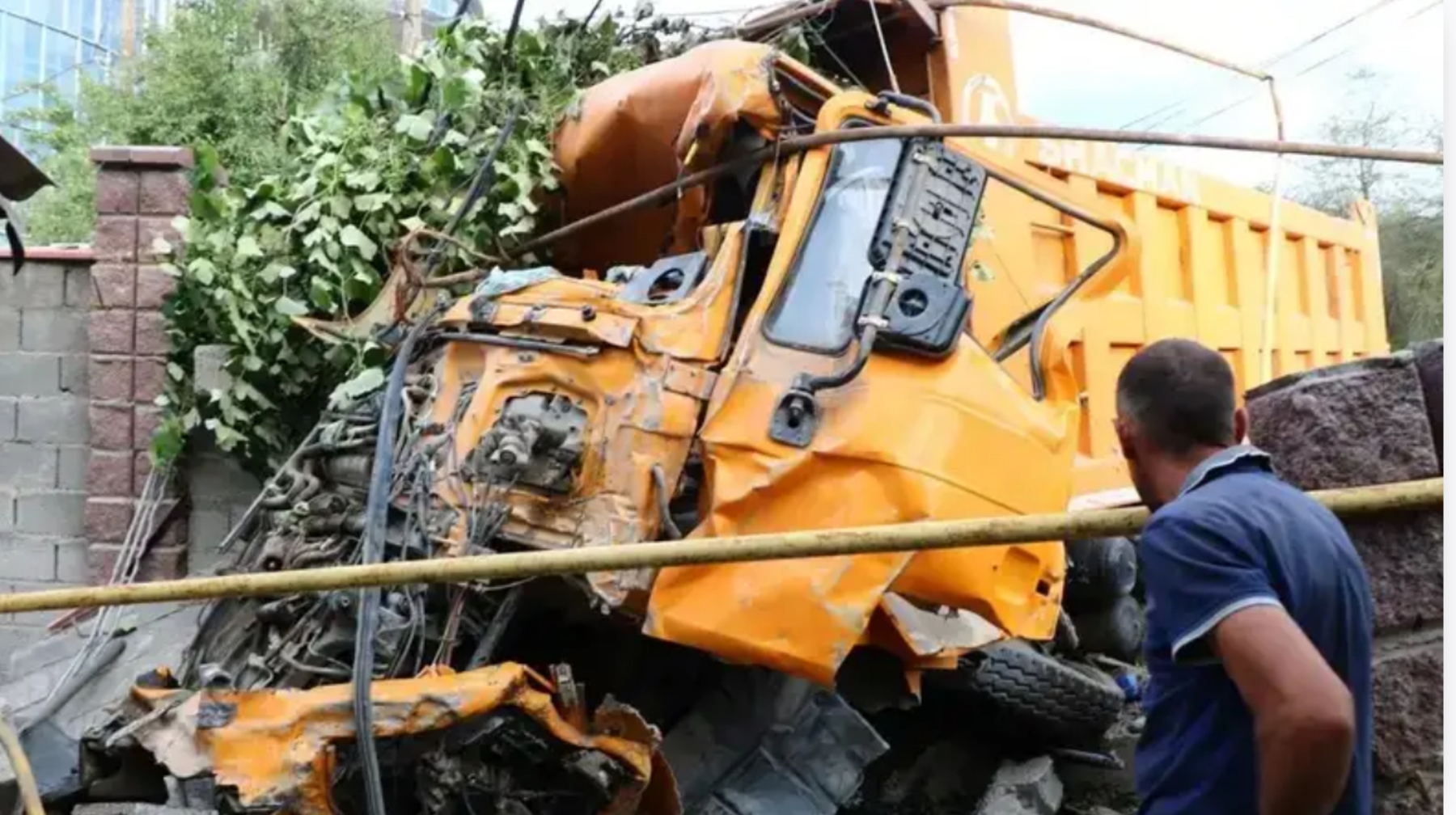 Алматыда жүк көлігі жолдан шығып кеткен 