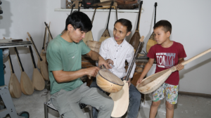 Домбыра жасаудың хас шебері - қолөнершінің өмірі мен өнерінен үзік сыр