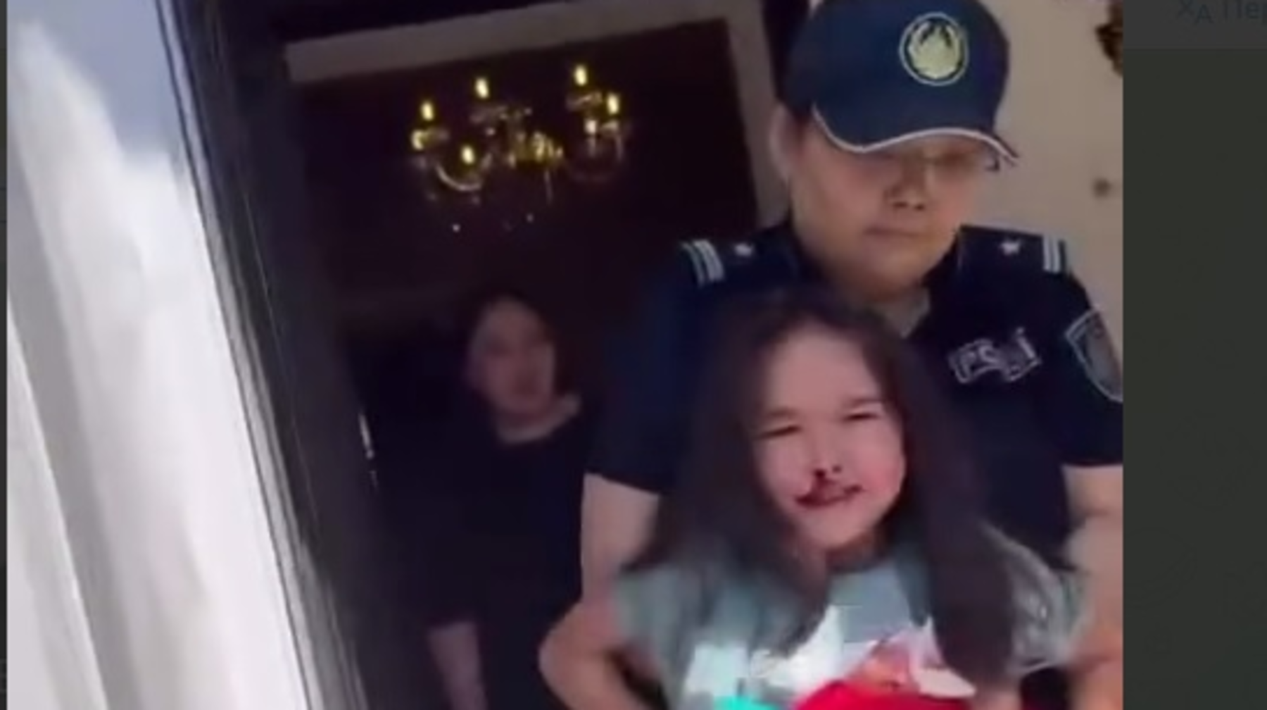 Шымкент қаласының экс-әкімі Әйтеновтің ағасы бұрынғы әйелін үш баласымен үйден қуып шықты