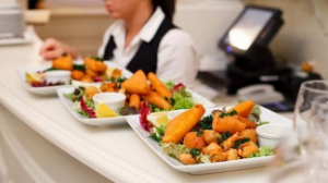 Мейрамханаға қателесіп үш миллион теңге төлеген ер адамды іздеп жатыр