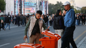 Алматыда мерекелік концерттен соң қонақтар қоқыс жинады