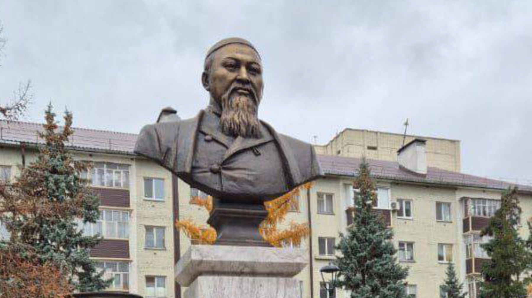 Қазанда Назарбаев көшесінде Абай Құнанбаевтың ескерткіші қойылды