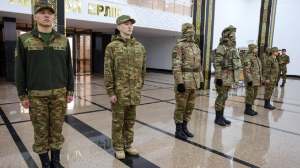 Әскери қызметшілер бірыңғай далалық киім нысанына көшті