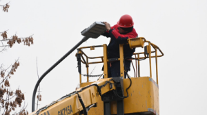 Көше жаңаша жарықтана бастайды