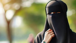 Қоғамдық орындарда ниқаб кигені үшін жаза қолданылады