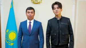 Димаш Антикорға көмектеседі