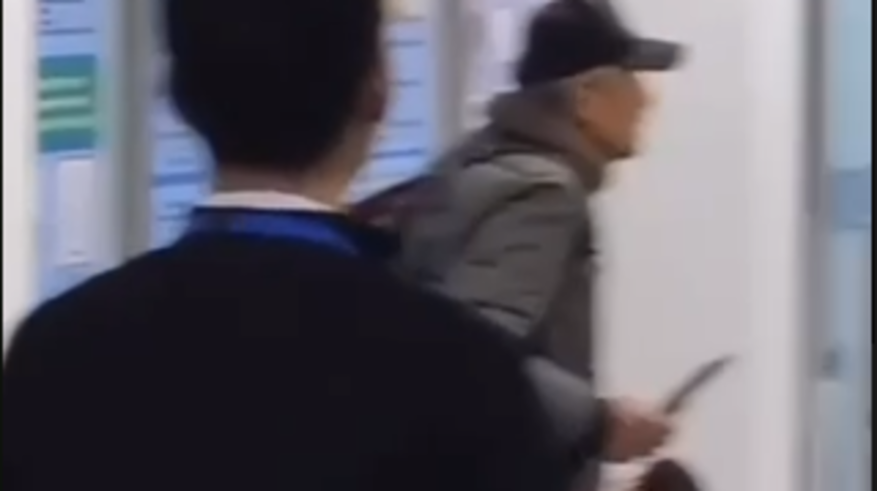 Алматыда ер адам әуежай қызметкерін кепілге алды