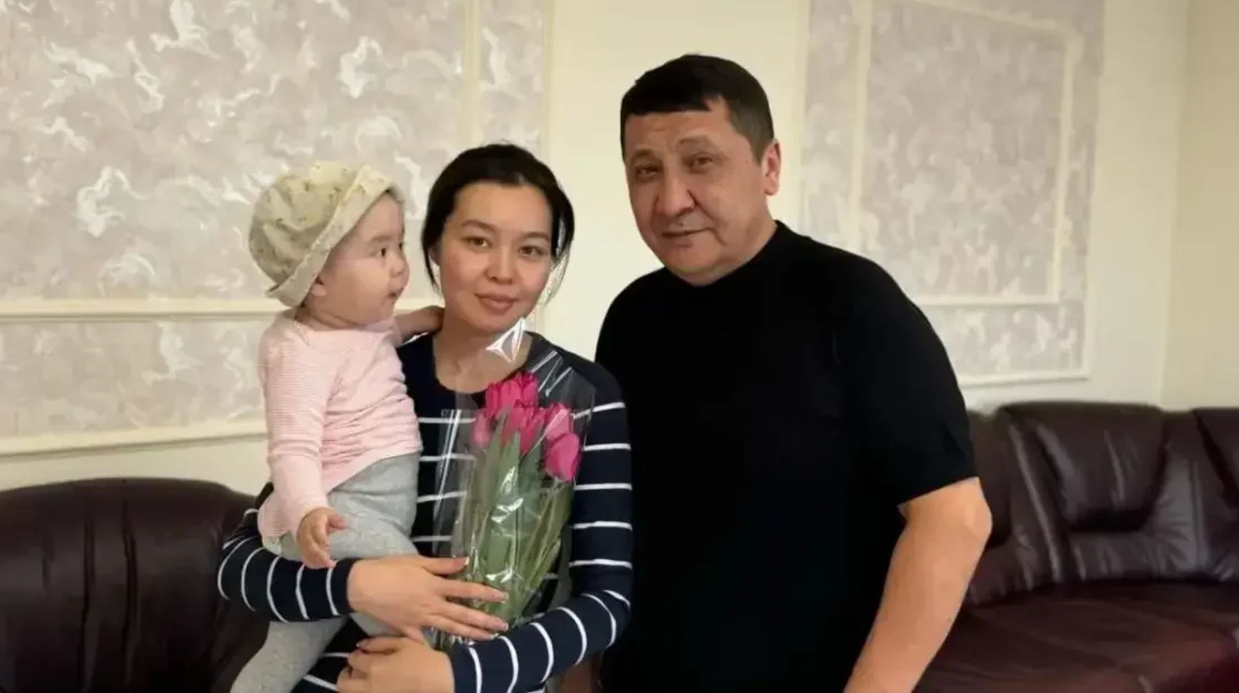 Алматы әуежайында кепілдікке алынған қыз құтқарушысымен кездесті