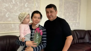 Алматы әуежайында кепілдікке алынған қыз құтқарушысымен кездесті