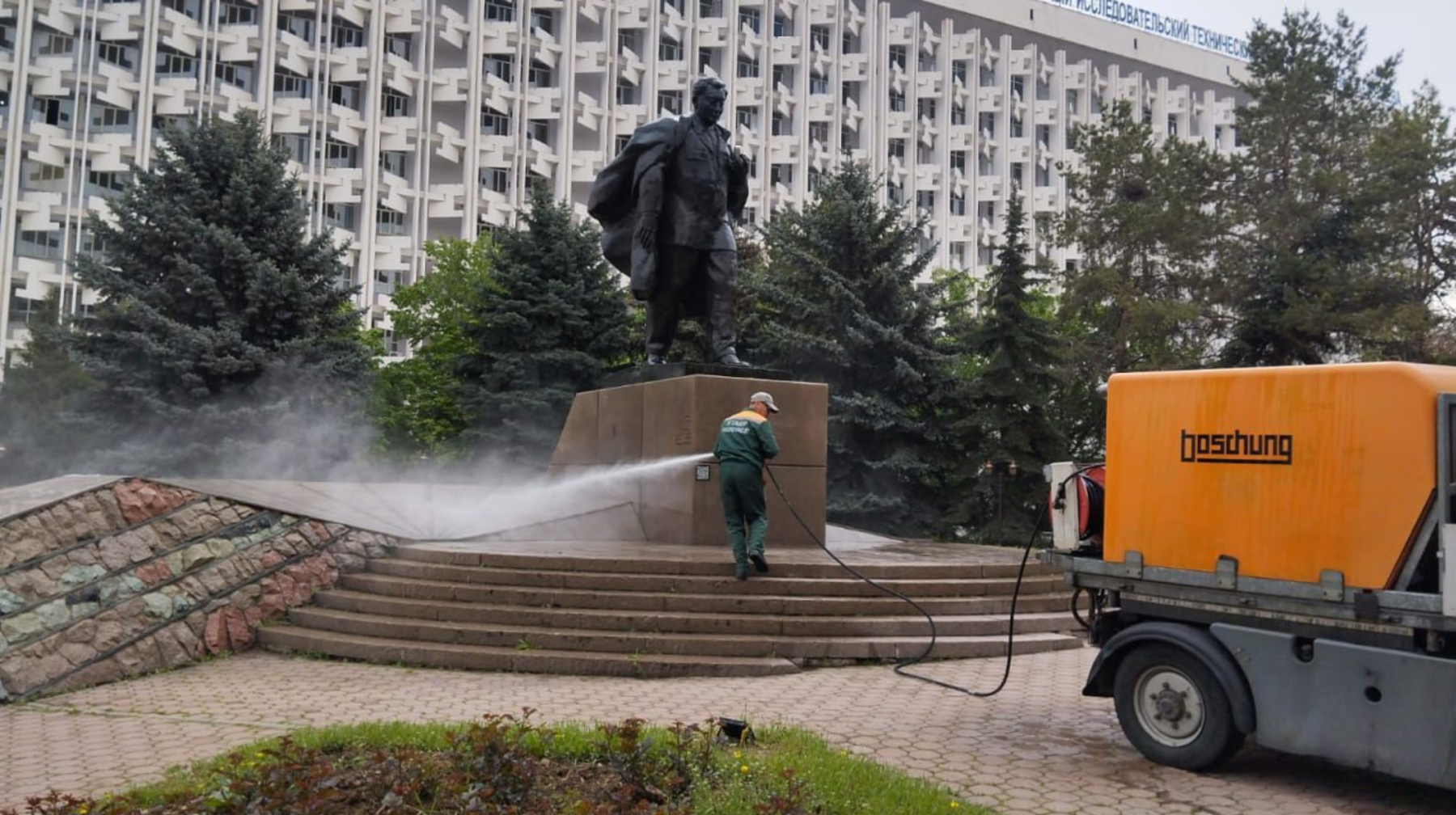 Алматыда ескерткіштері мен мүсіндерін тазарту жұмыстары жүргізіледі