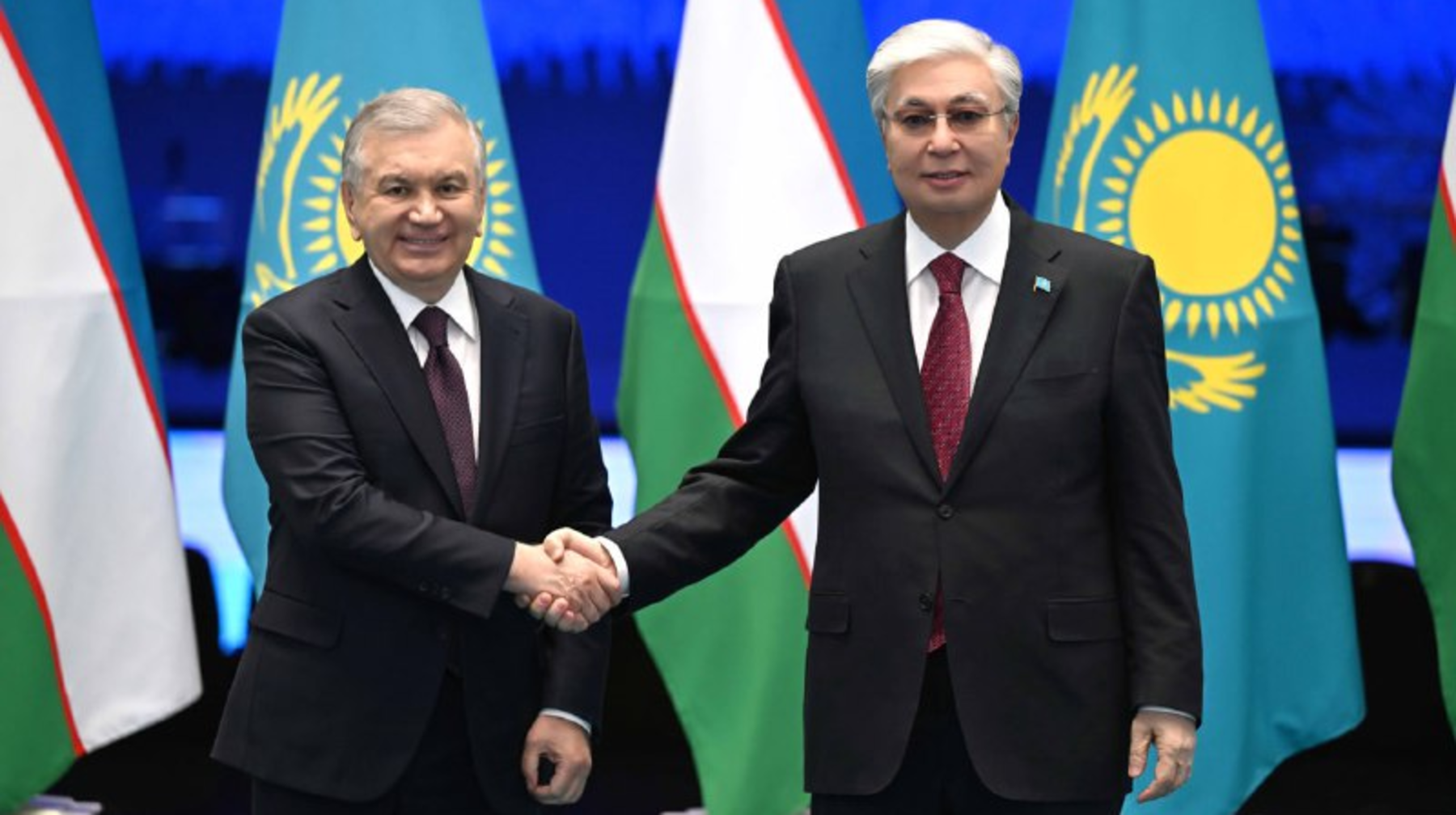 Қасым-Жомарт Тоқаев пен Шавкат Мирзиёев бейресми кездесу өткізді