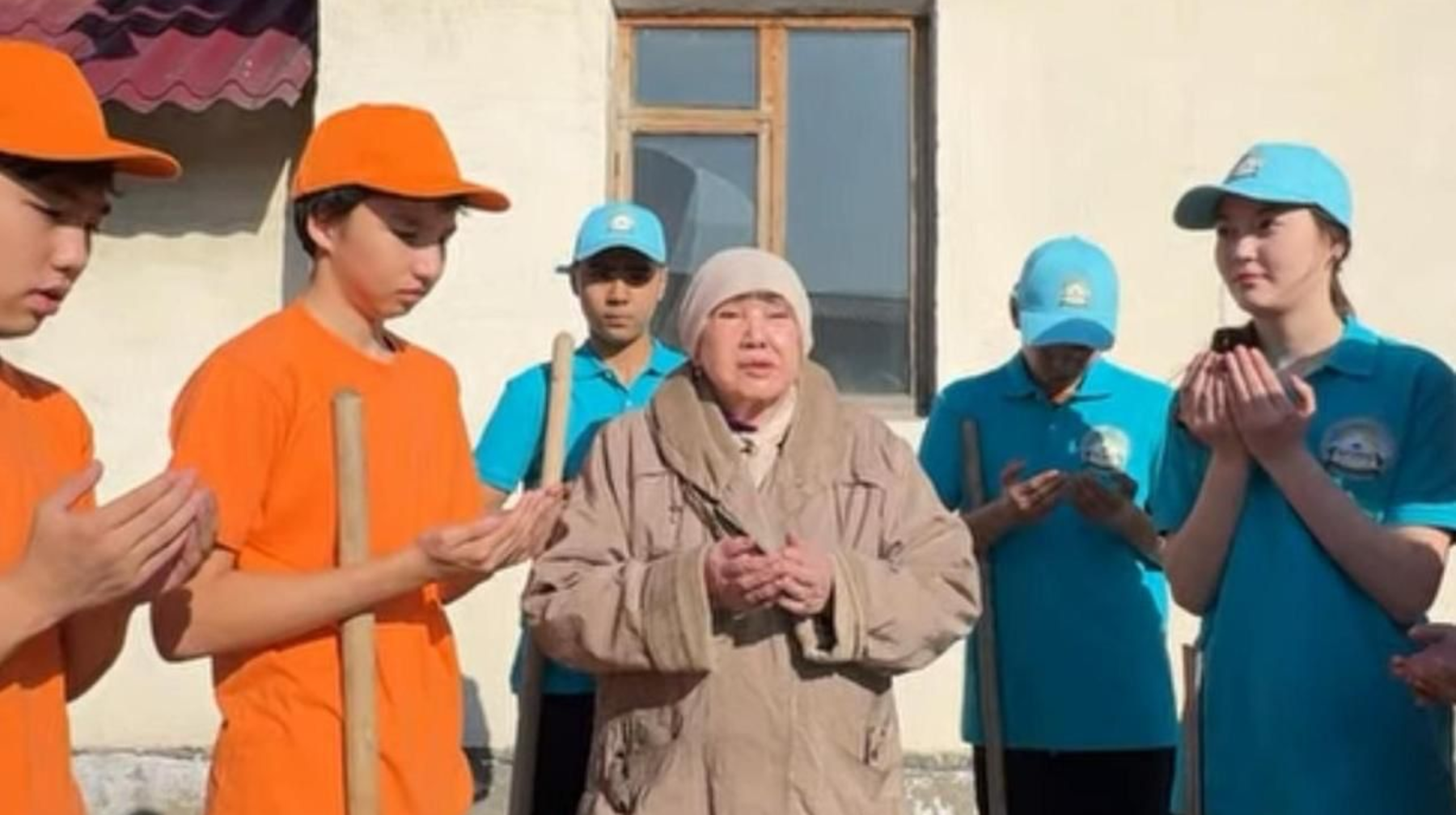 Алматылық оқушылар қарттарға көмектесті 