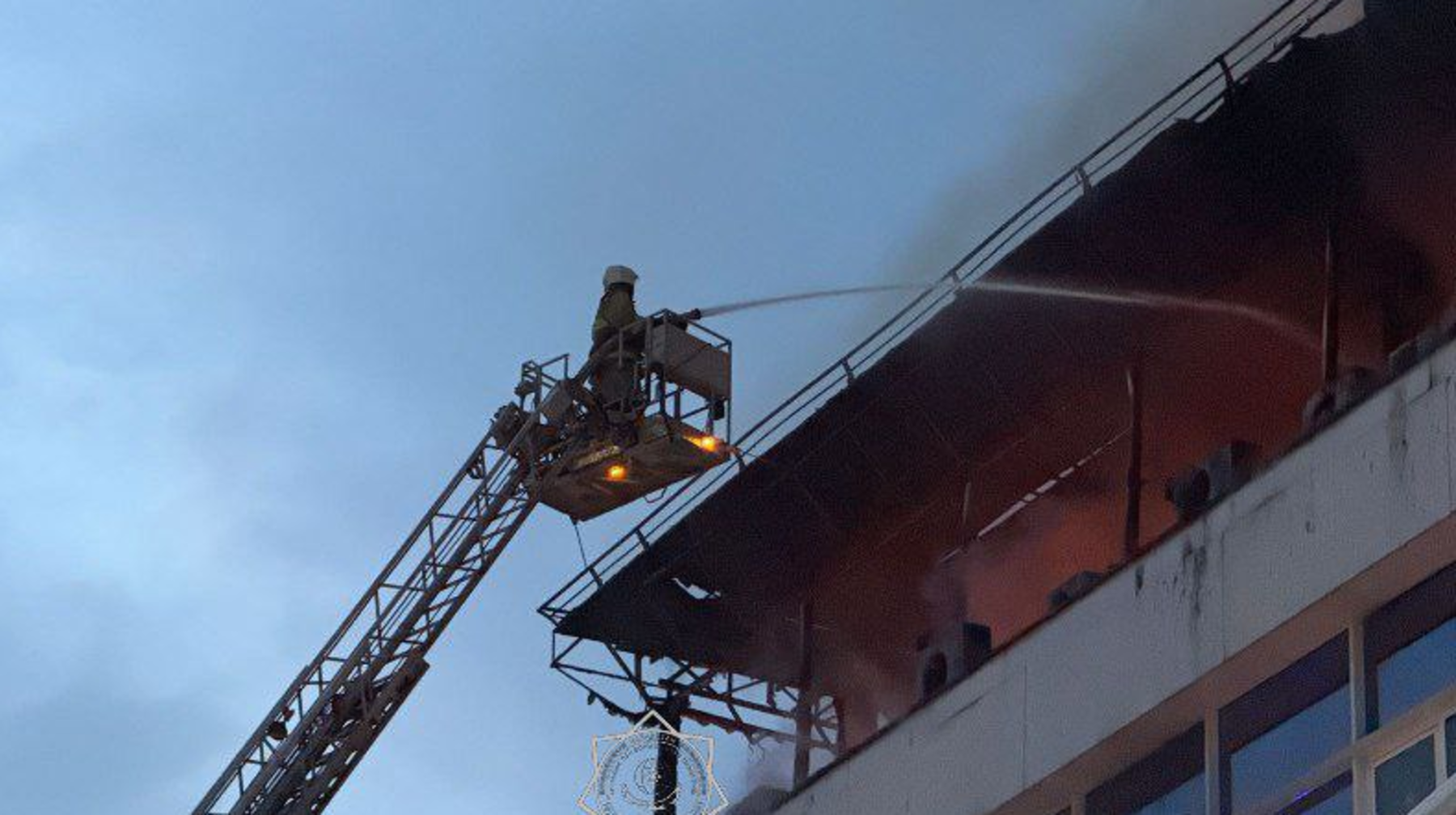 Алматыда әкімшілік ғимарат өртенді