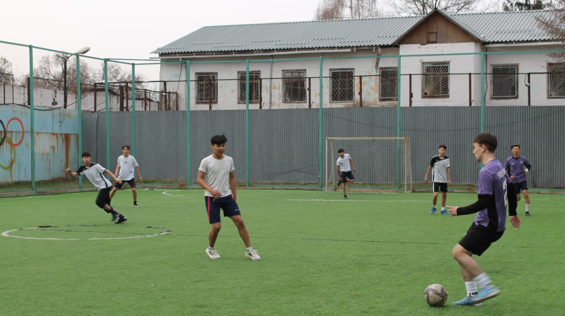 Қолония жастары мен студенттер шағын футболдан жолдастық кездесу өткізді