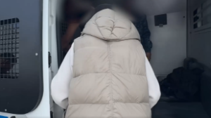 Алматыда алаяқтық жасаған әйел Қырғызстаннан экстрадицияланды