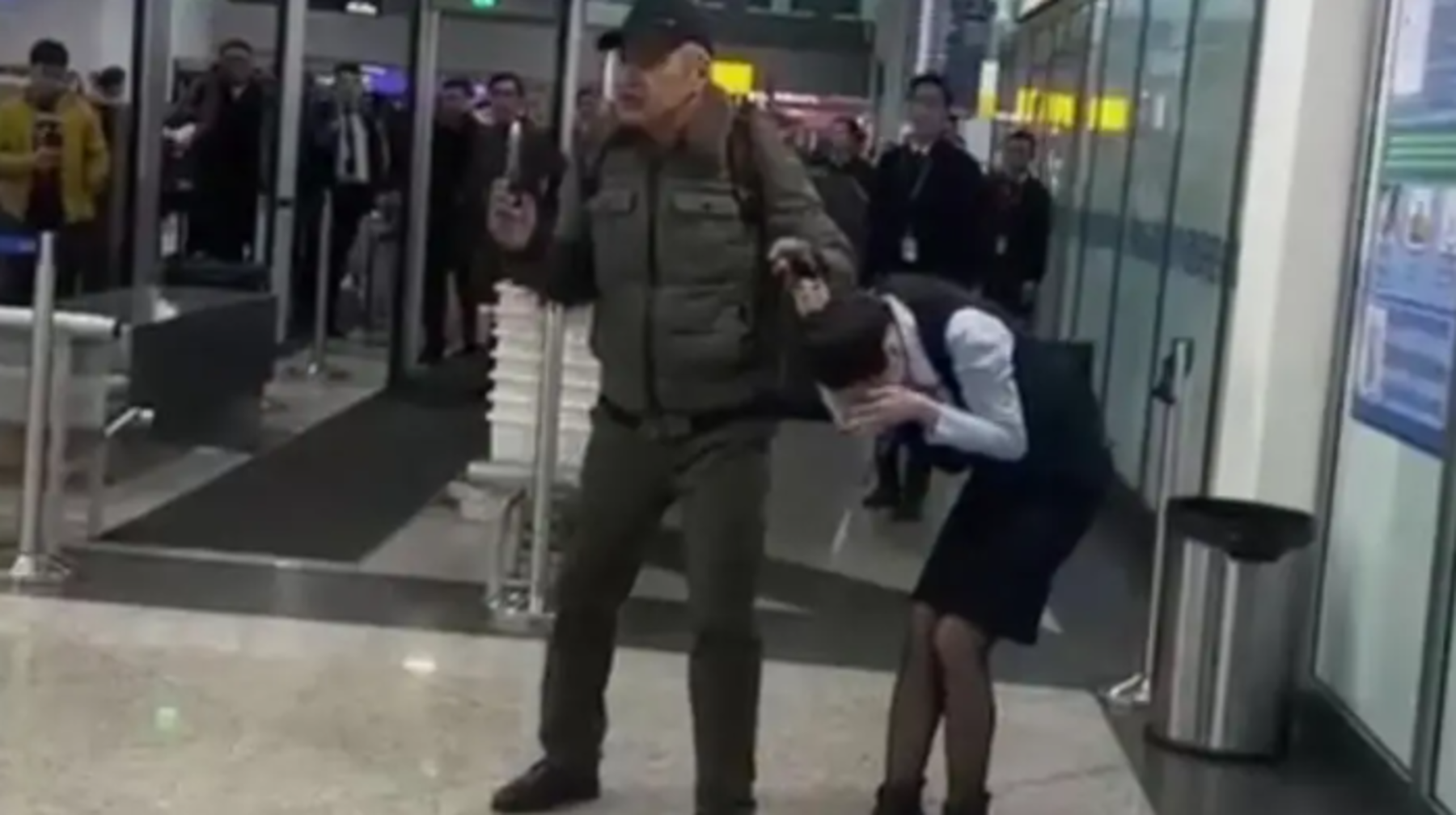 Әуежай қызметкерін кепілге алу: Алматыда сот отырысы басталды