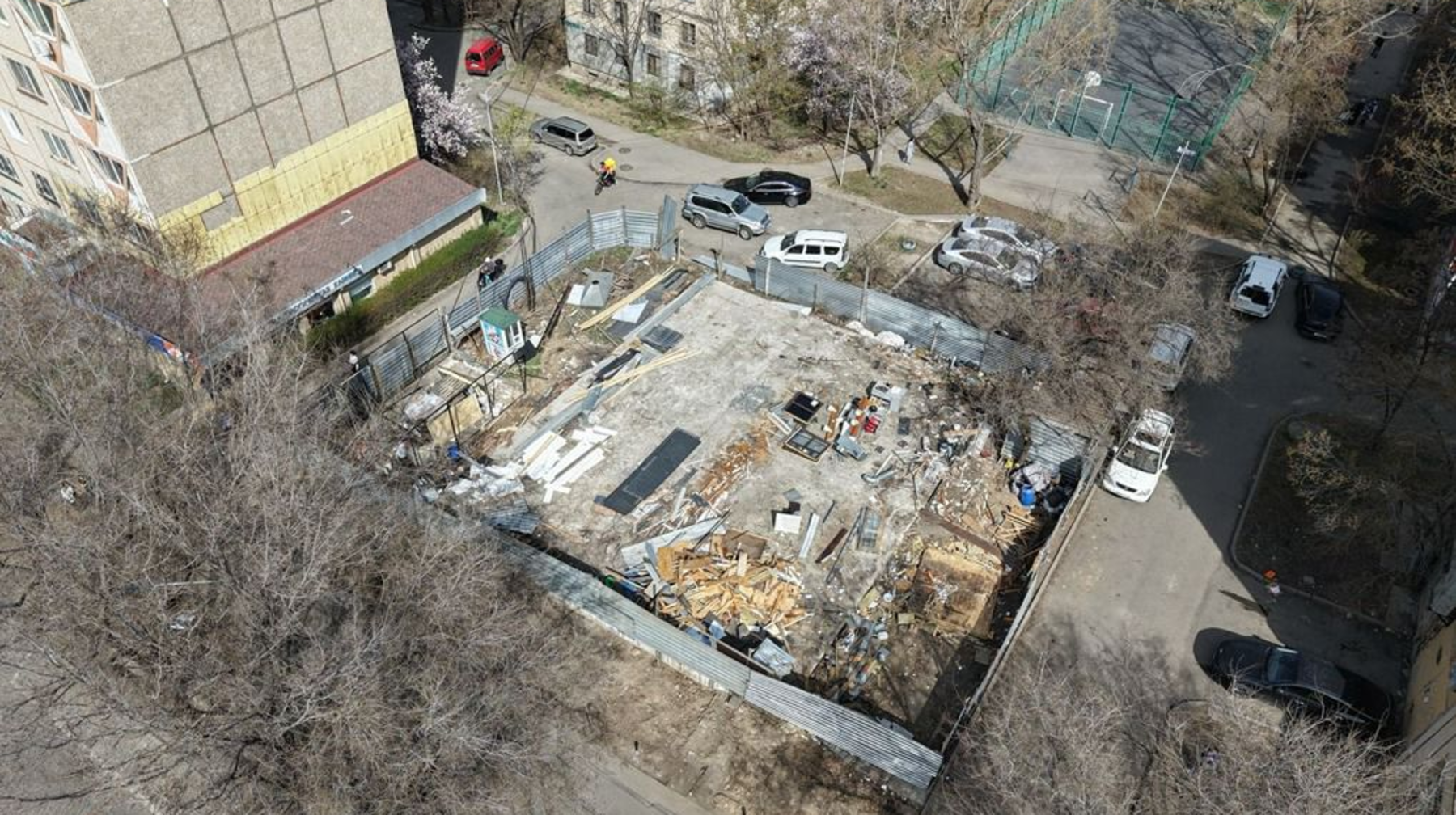 Алматыда сот шешімімен аяқталмаған құрылыс нысаны бұзылып жатыр