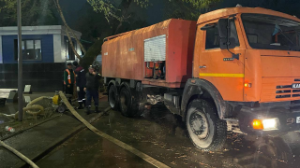 Алматыда нөсер жауын жауып, дауыл тұрып шатырлар ұшып, ағаштар құлады