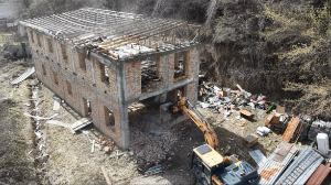 Алматыда сот шешімі бойынша екі қабатты таунхаус бұзылады