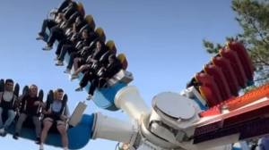 Алматыда демалушылар мінген аттракцион биікте кенеттен тоқтап қалған 