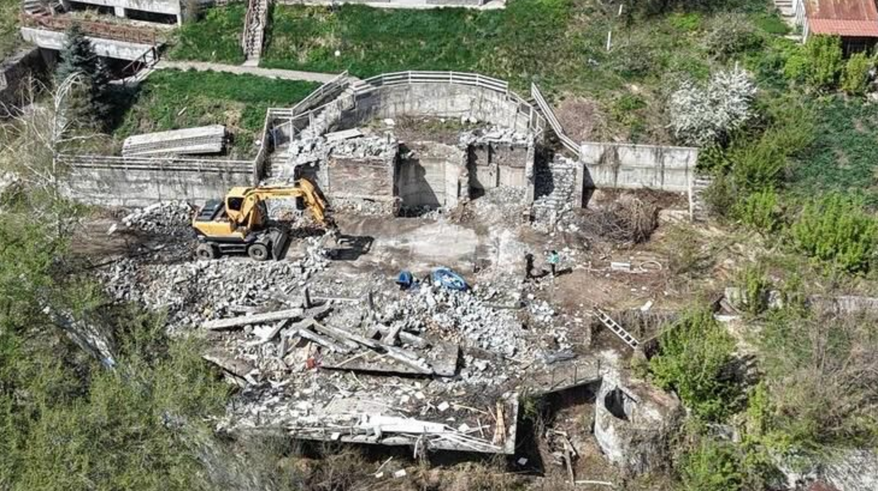 Алматының тау бөктерінде тағы бір заңсыз нысан сот шешімімен бұзылып жатыр