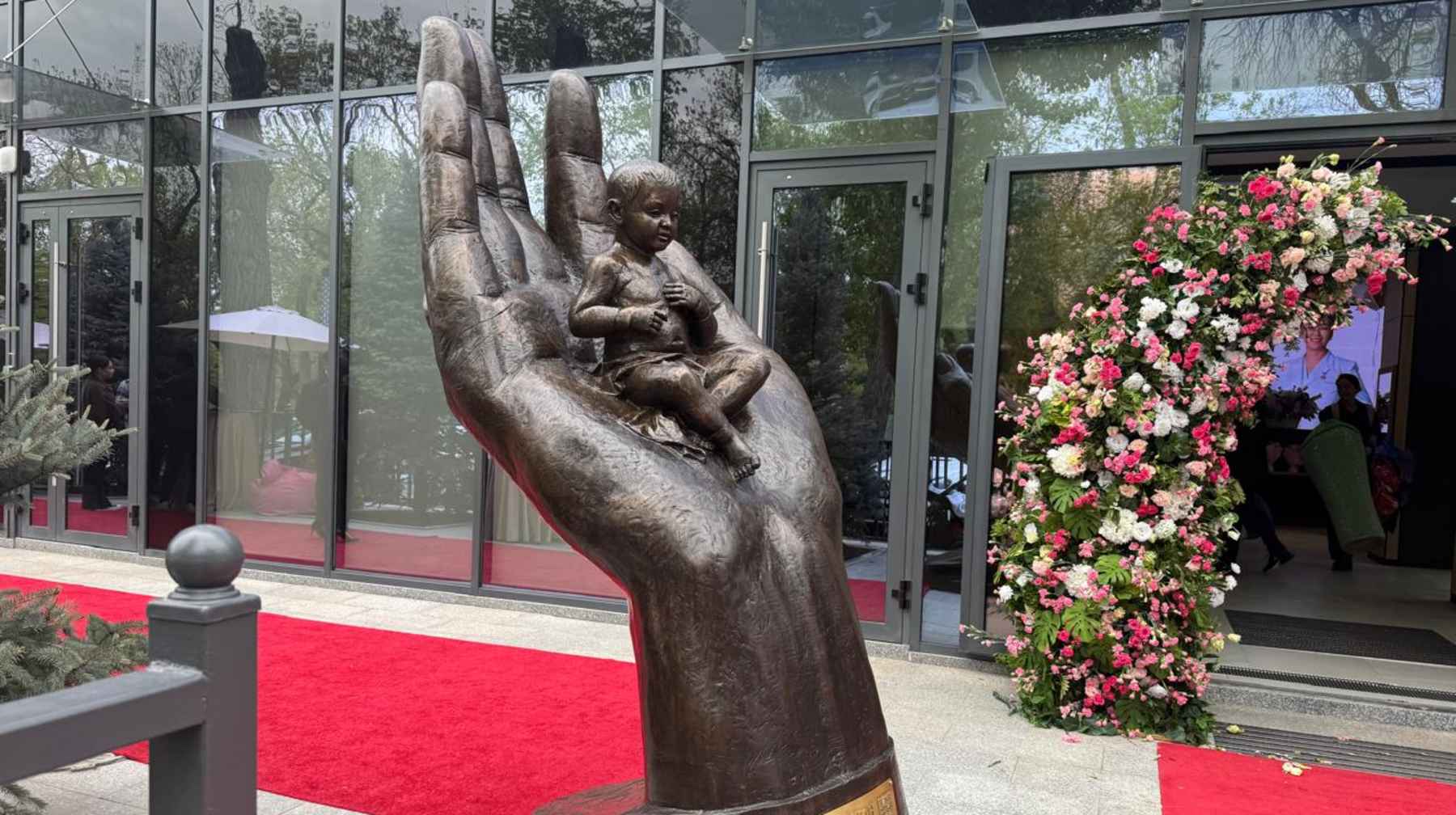 Алматыда «Аңсаған сәби» мүсіні орнатылды